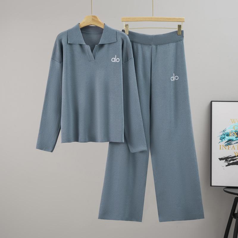 

Новый дизайн минималистичного вязаного спортивного костюма включает в себя повседневный топ с лацканами и брюки. one size синий