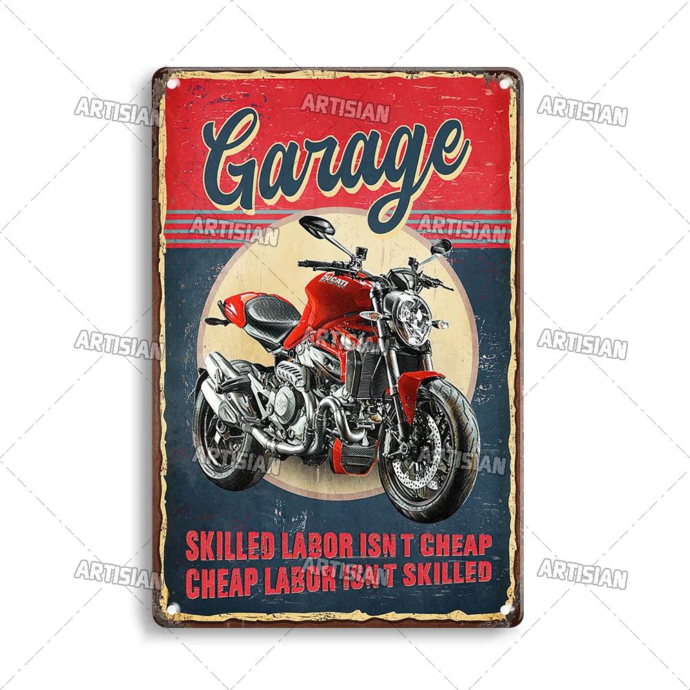 Řemeslná kovová cedule s motivem motocyklu, plechová deska s motivem závodů, dekorativní plaketa s motivem jízdy na koni, nástěnná dekorace do garáže, baru, hospody, klubu, hotelu, kavárny