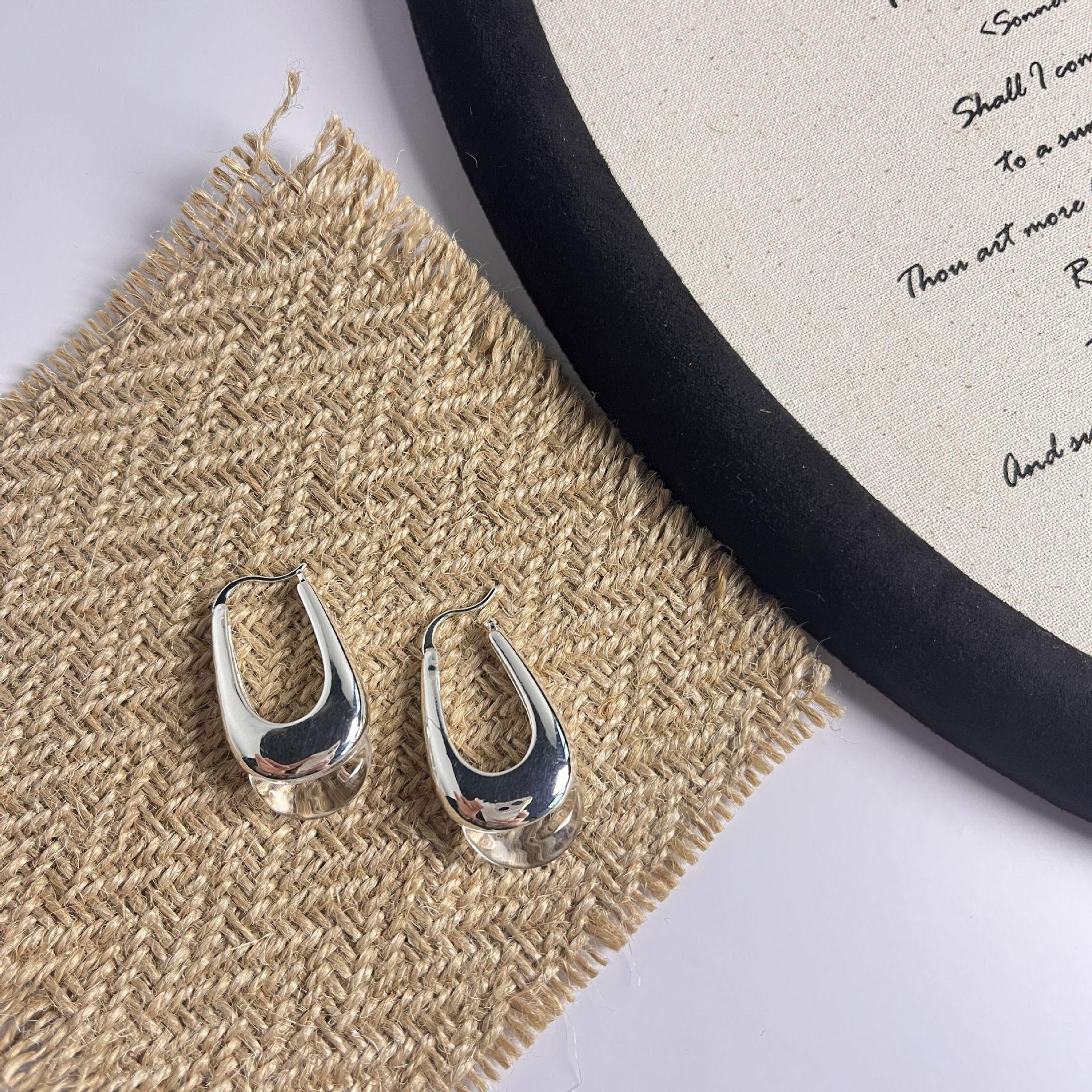 

Natural black and white agate U-shaped transparent earrings women s niche design light luxury temperament versatile simple cold wind earrings