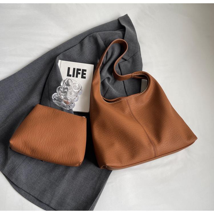 

Retro work commuter bag women s large capacity 2025 new casual versatile single shoulder portable tote bag mother and child bag коричневый