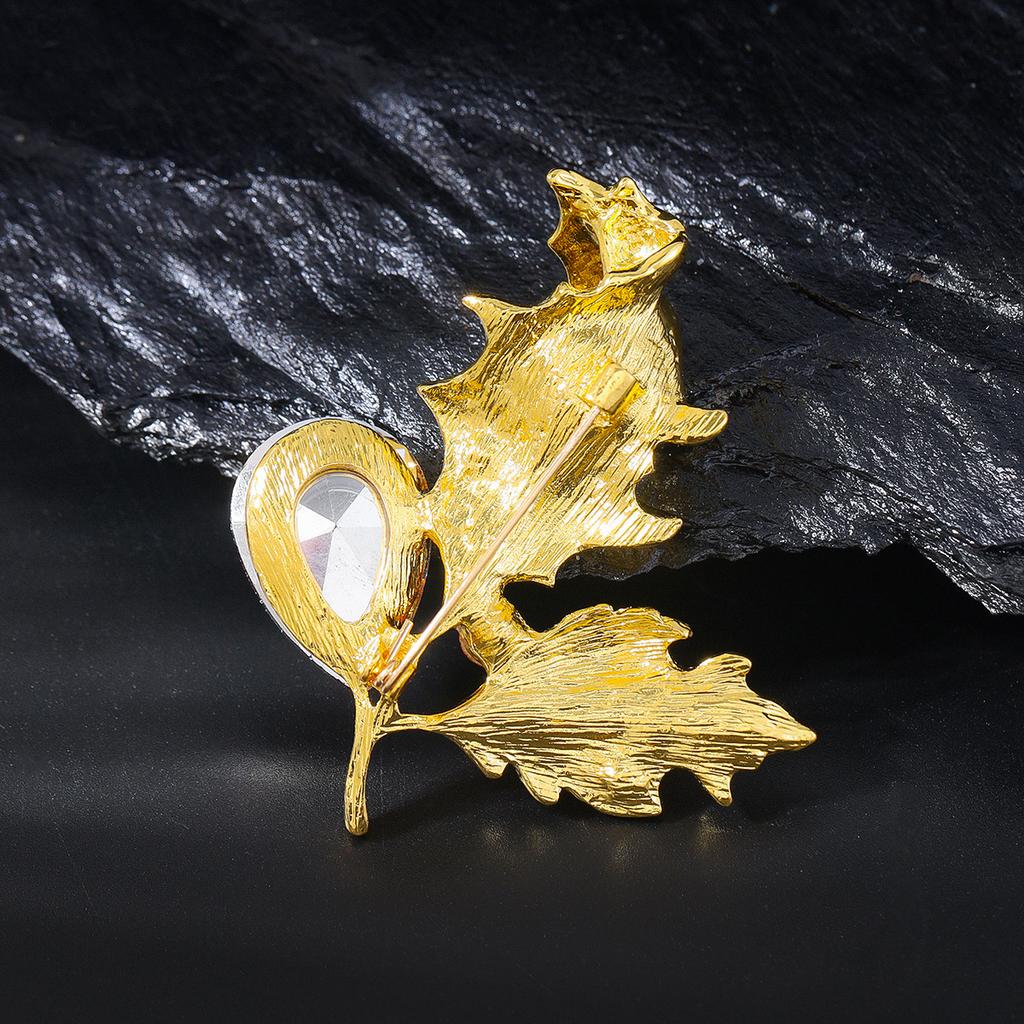 Premium Maple Leaf Brooch Women's Summer Light Luxury Brooch Metal Anti-light Pin Jewelry Wholesale Hat Decoration Men