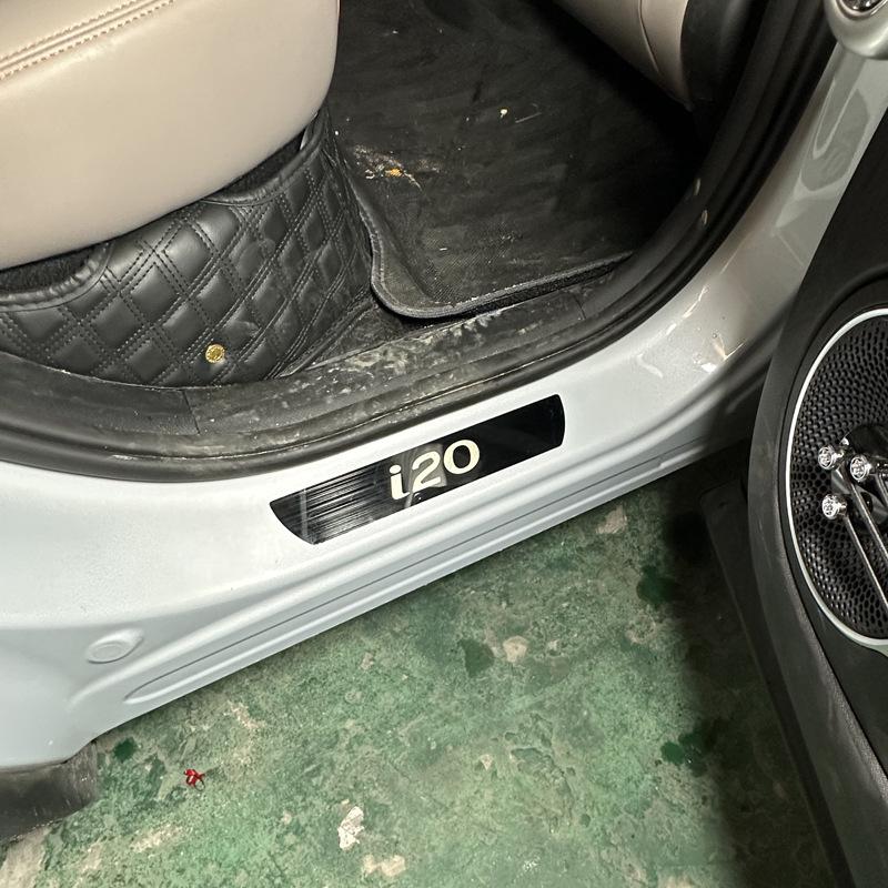Hyundai i20 Stal nierdzewna Nakładki na progi, Naklejki antypoślizgowe, Listwy ochronne przed zarysowaniem.