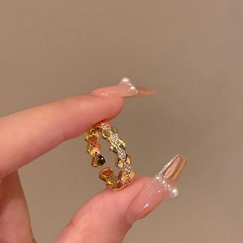 

Модное женское кольцо 2024 года с бриллиантом и каплевидной формой: Универсальный, штабелируемый и модный