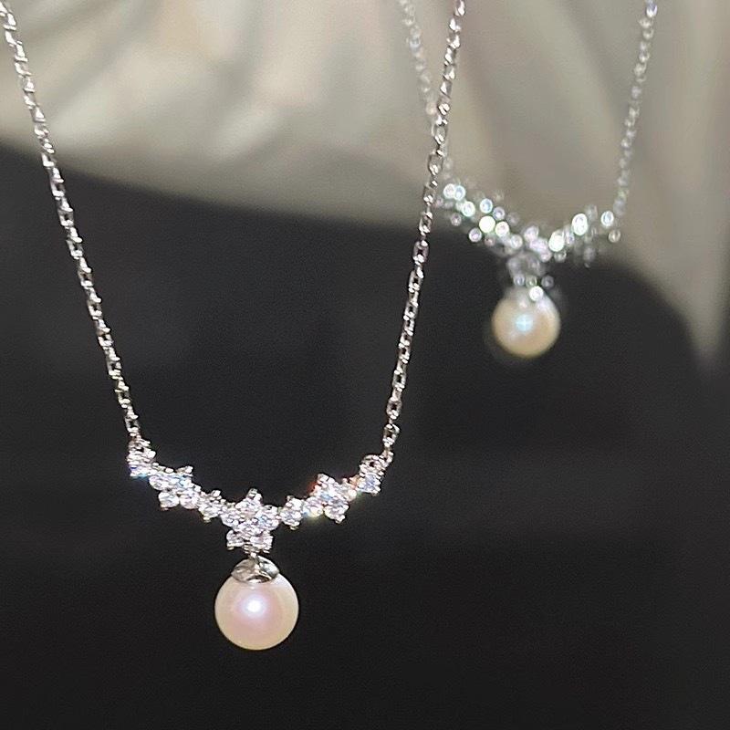 

Versatile Women s Pearl Choker with Cherry Blossom Diamond Pendant