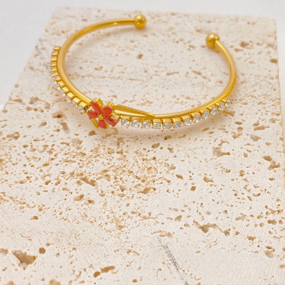 

Красная ромашка, инкрустированная бриллиантами, титановая сталь, открытый браслет - Высококлассный роскошный женский браслет