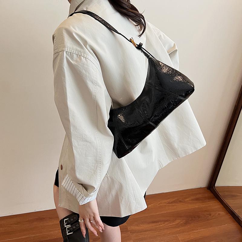 Korean niche croissant bag autumn and winter new girls high-end messenger bag daily commute armpit bag fashionable and versatile