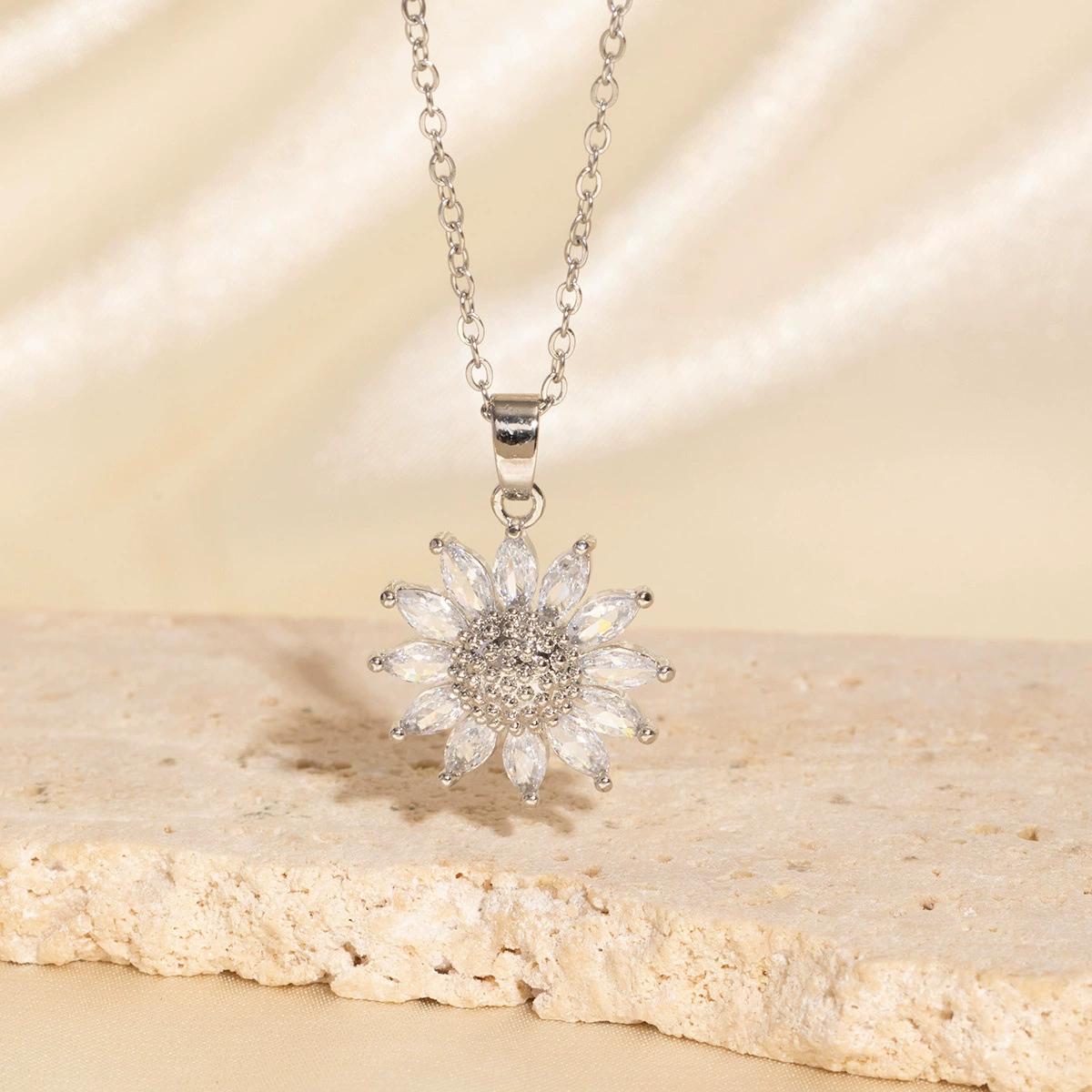 

1 шт. Ожерелье золотого цвета Женское Легкий Роскошный Стиль Подвеска-цветок Инкрустировано Цирконием Цепочка из Титановой Стали Праздничное Ювелирное Изделие Подарок