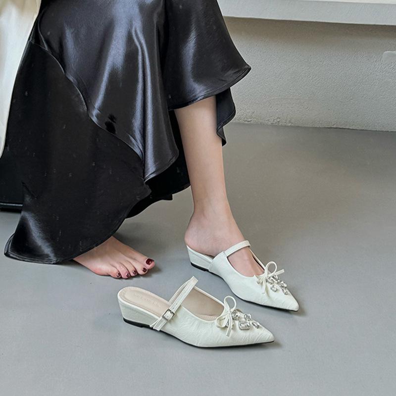 

French shallow rhinestone word with pointed sandals 2025 new bow thick-soled versatile bag head half slippers women 35 бежевый