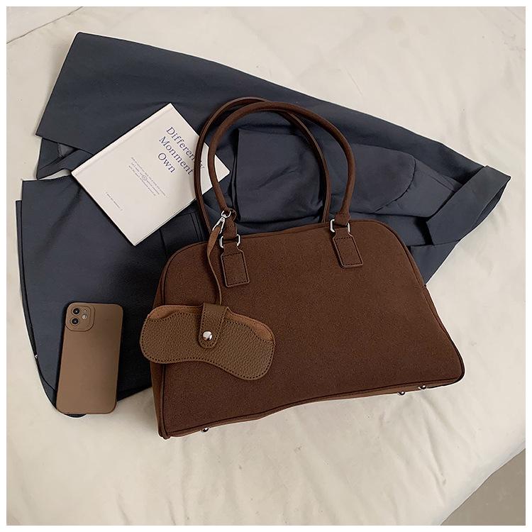 

Retro Frosted Large Capacity Women s Boston Handbag: 2025 Autumn/Winter Versatile Single Shoulder Commuter Bag