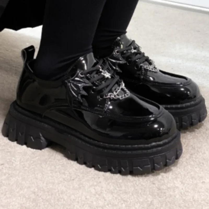 Fashion 2024 New Punk Wind Fashion Pumps Autumn Designer Devil Bat Wings Women Fashion Casual Platform Shoes Metal Chain Mary Jane Shoes