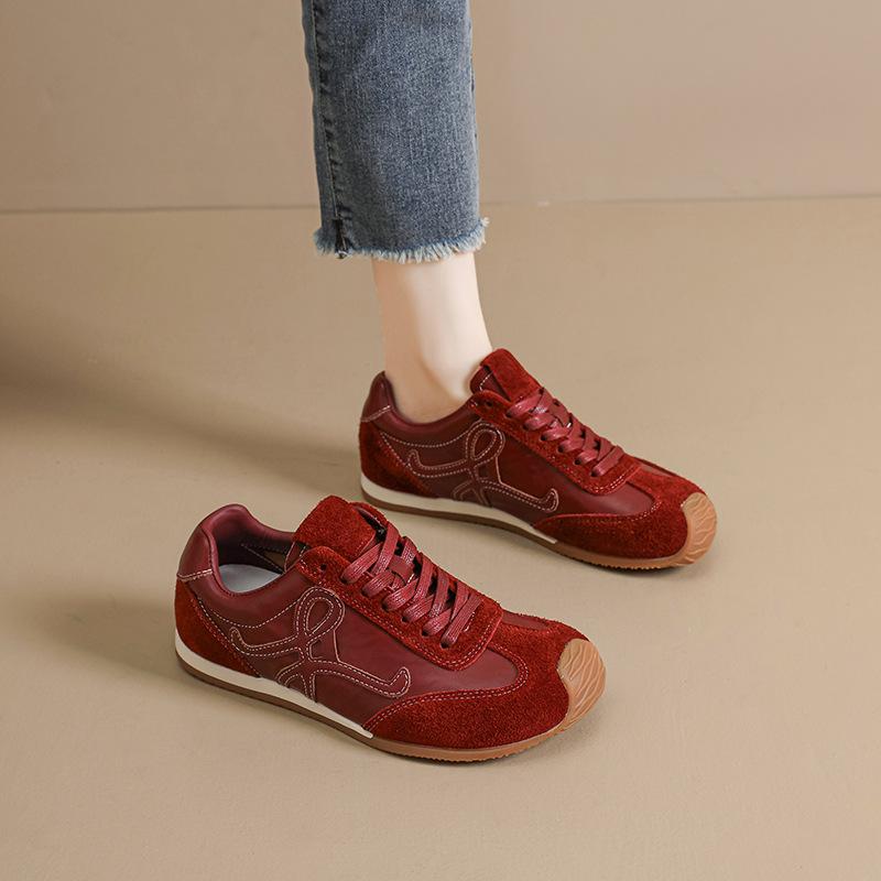 

Korean version of leather flat head super fire training shoes women s 2025 autumn new soft sole comfortable versatile casual sports jogging shoes 40