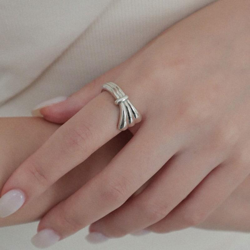 OudStudio Bow Flow Open Ring