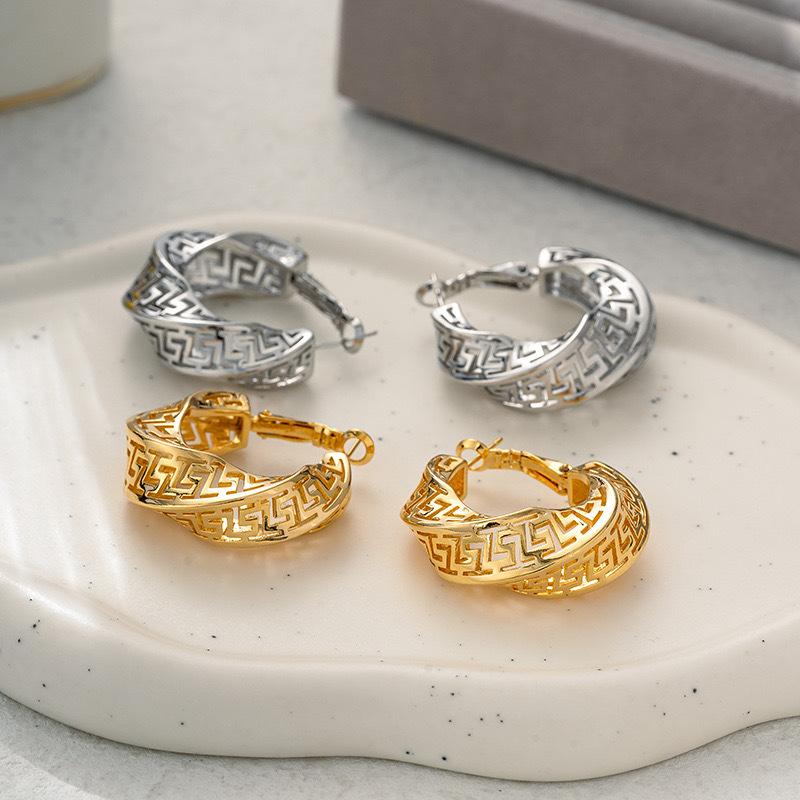 Exquisite Hollow Retro Style Earrings, Preferred for Women's Daily Wear, Precious Birthday Gifts, Retro Style Earrings.