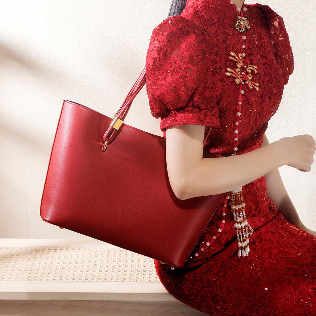 Wedding gift bag for elders, women's bag, mom's bag, 2024 winter new niche handbag, high-end large-capacity shoulder bag for women