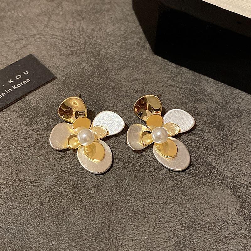 Sterling silver needle contrasting color flower pearl stud earrings women's real gold electroplating high-end earrings niche temperament ear jewelry