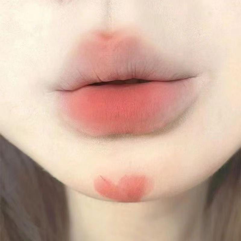 

Свежее Сладкое Ощущение: Легкий европейский стиль, молочный чай на кипяченой воде, матовый блеск для губ для свежести и улучшения цвета лица 3.8g