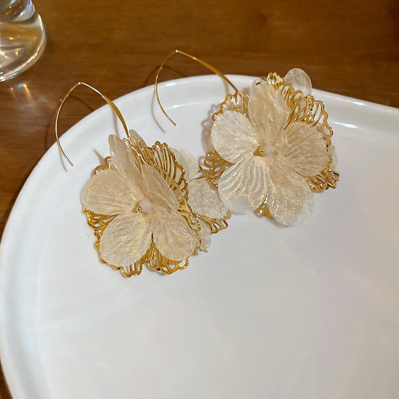 Boucles d'oreilles bohèmes roses à fleurs de perles de rocaille et pompons de perles