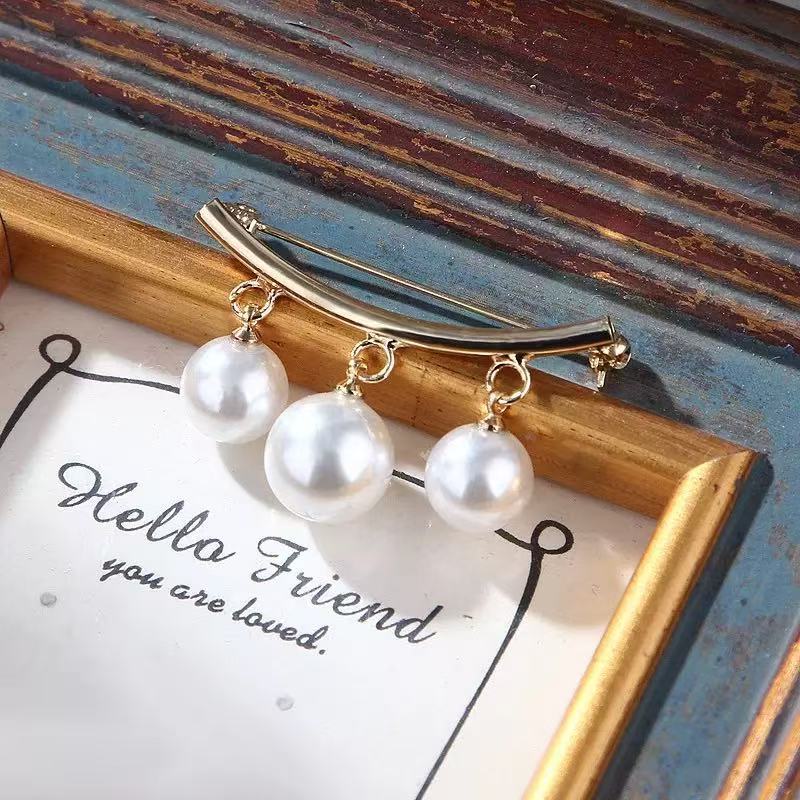 Fashion Brooch Pin for Women , Anti - Flash Collar Clip , Simple Metal Pearl Decorative Pin