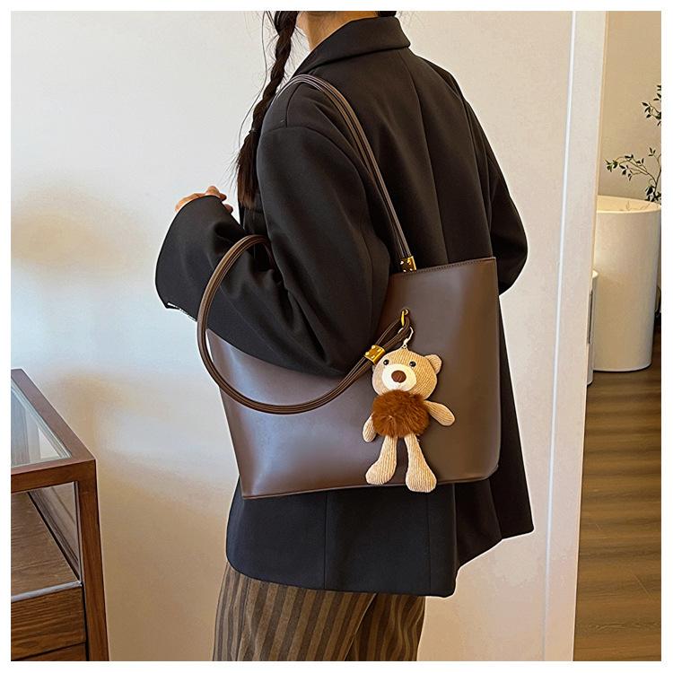 Retro Style Large Capacity Tote Bag Soft Faux Leather Shoulder Handbag with Zipper Closure for Daily Commute