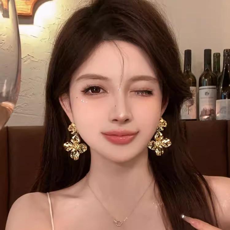 Earring Bestseller Collection 2025: High-End Studs with Elegant Design