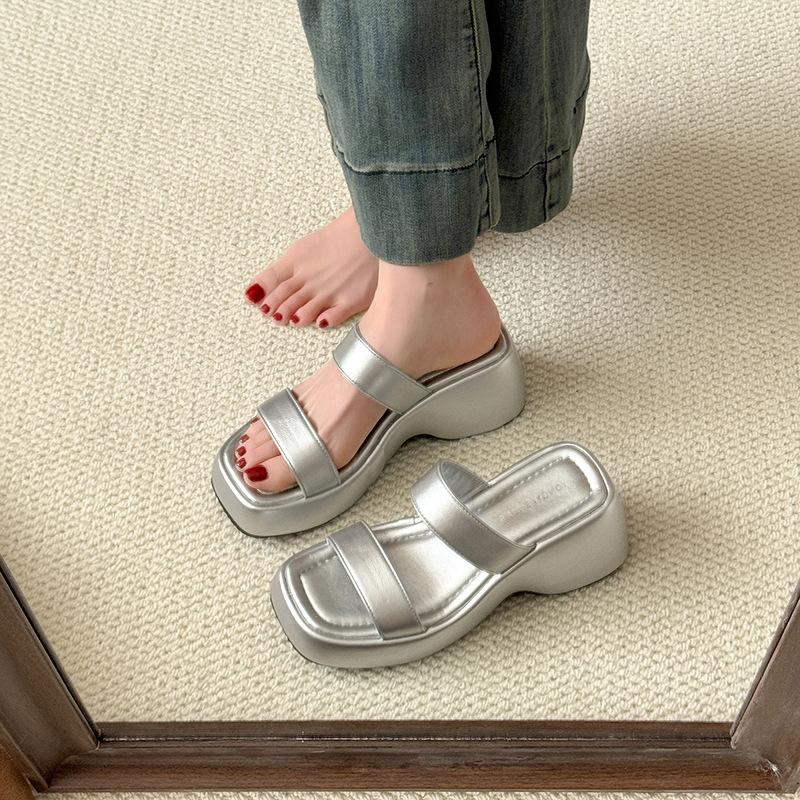 Temperament-Hausschuhe mit Leopardenmuster Damen 2025 Frühling neue dicksohlige erhöhende kleine Sandalen High-End coole Hausschuhe