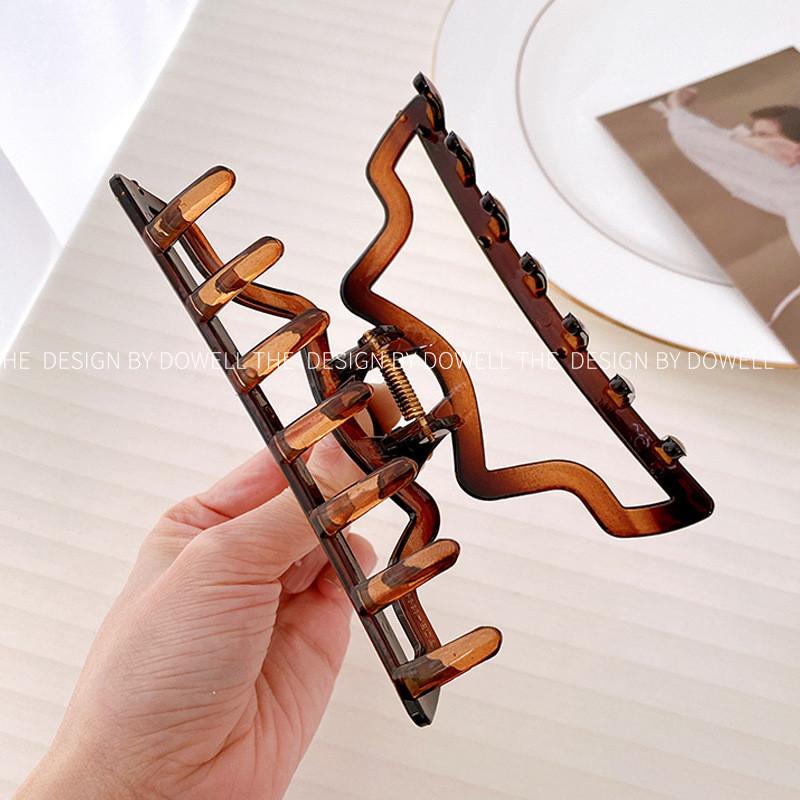 Chic And Stylish Hair Claw Clip For Women In Elegant Pastel Colors And Designs