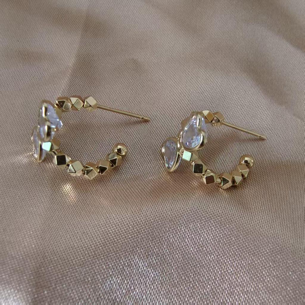 Luxurious High-End Heart-Shaped Zircon Cuff Earrings: Elegant and Trendy C-Shaped Design