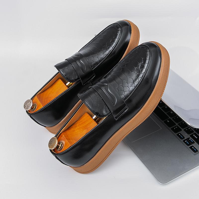 Fashion Retro Men Casual Business Sneakers Black Brown Men One-foot Comfortable Fashionable Loafers Travel Shoe Sizes 38-46 Men Shoes