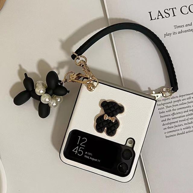Fashion Poodle Dog Pendant Bracelet Leather Phone Case For Samsung Galaxy Z Flip 4 Z Flip 3 Z Flip Cartoon Bear Hand Chain Cover