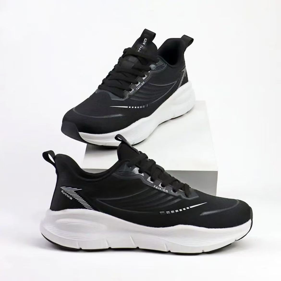 

Ultra-light sports shoes couple lightweight soft sole men s and women s four-season versatile breathable casual shoes shock-absorbing running shoes 44 чорний