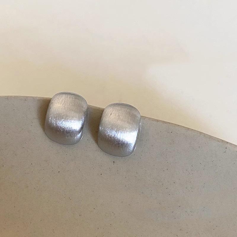 Brushed Matte Arc Earrings: Hong Kong-Style Retro for Women, Autumn/Winter Niche All-Match Design