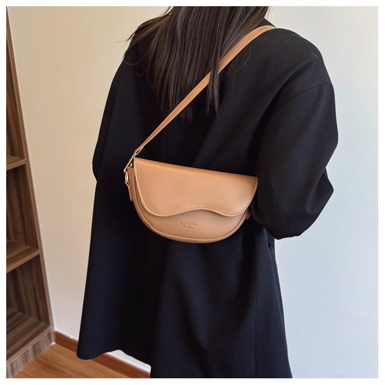 2025 Women's Retro Versatile Saddle Bag: Stylish Crossbody & Shoulder Option