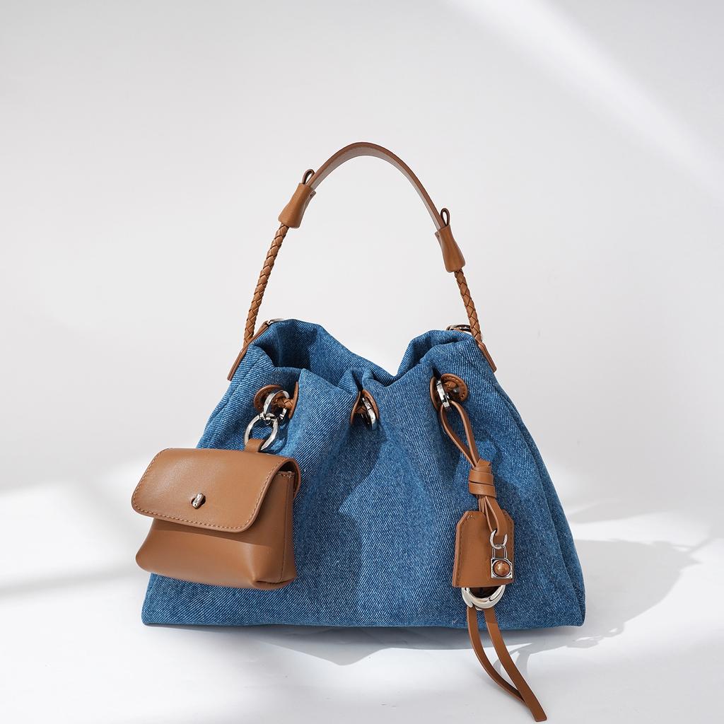 This Handbag Features A Niche Leather Design with A High-end, Fashionable and Simple Crossbody Style