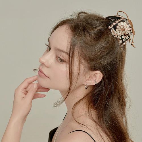 Besty Adelaine Ribbon Hair Clip