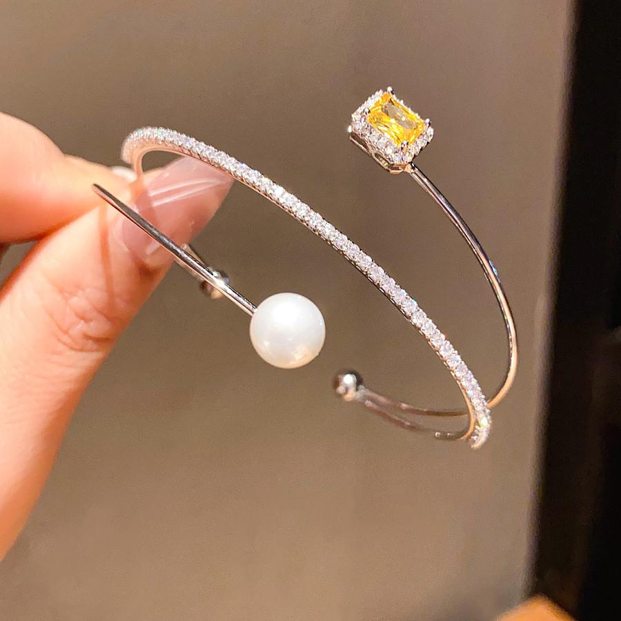 Geometrisches Zirkon-Quadrat-Perlen-Dreilagen-Offenes Armband mit elegantem Finish für modische Bürokleidung