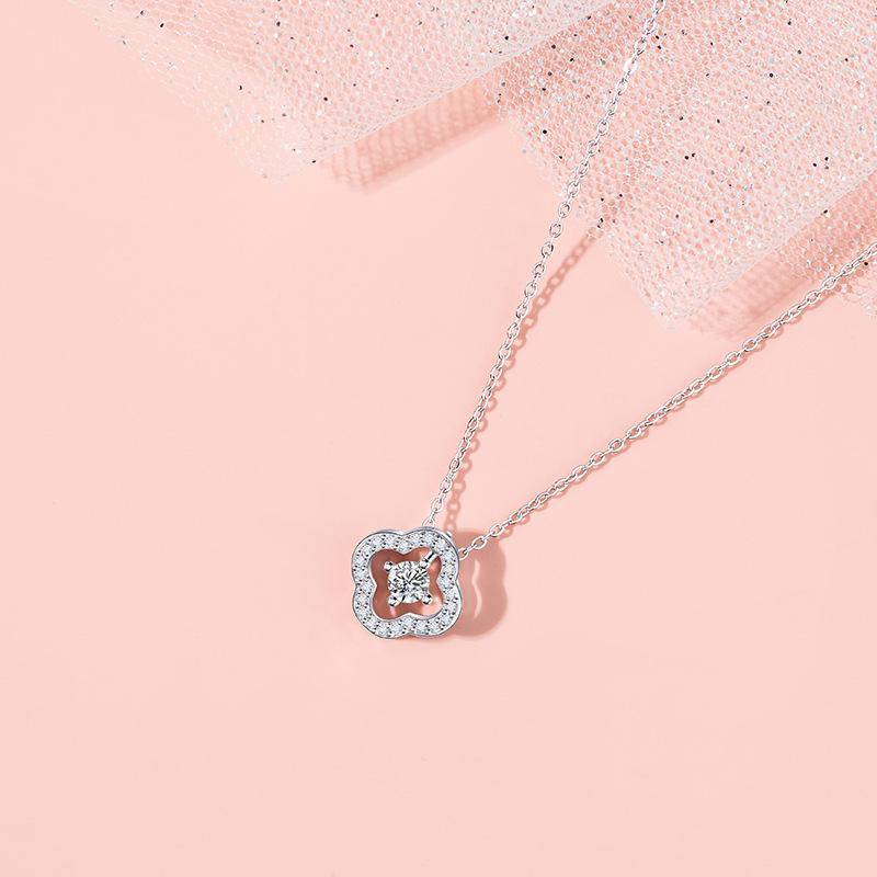 Vierblättriges Kleeblatt-Halskette, Weiblichkeit voller Diamanten, Glücksblätter, Schlüsselbeinkette aus Edelstahl, leichte Luxus-Nische, tragen Sie mehr Halsketten