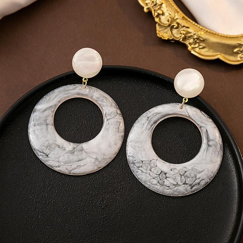 Hong Kong Style Retro White Smudged Earrings, Niche Cold Style High-End Earrings, Circle Hollow Earrings, Female