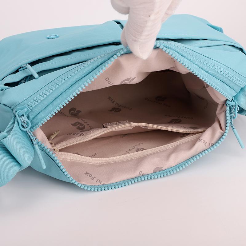 Borsa a tracolla sottile con tasche frontali e tracolla regolabile in nylon tinta unita