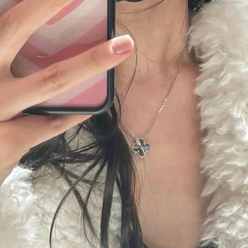 New Light Luxury Wind Senior Sense Laser Four-Leaf Clover Titanium Steel Necklace Female Lucky Grass Collarbone Chain