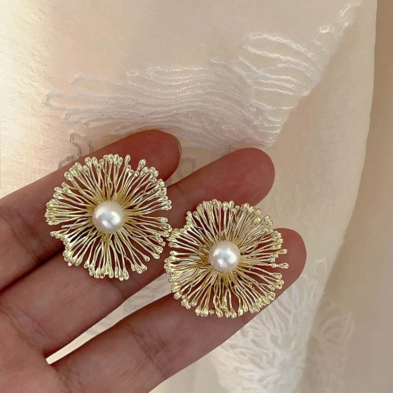 Exaggerated Metal Flowers Zircon Stud Earrings For Women Fashion Gold Color Hollow Round Temperament Earrings Zircon Party Gifts