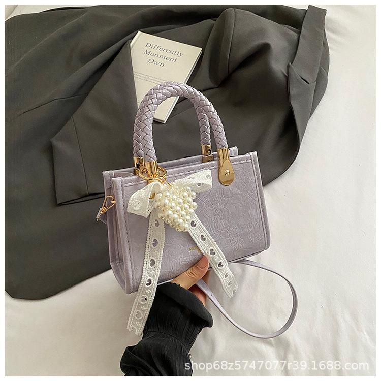 Textured foreign style niche design bag women's 2025 new popular versatile messenger bag fashionable portable small square bag