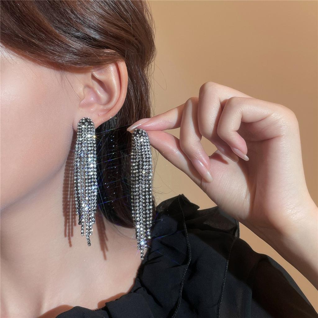 Prabangūs, itin blykstės, ilgi kutais puošti krištolo auskarai, madingi, temperamentingi, universalūs auskarai, šventiniai auskarai, moteriški auskarai (1 pora)