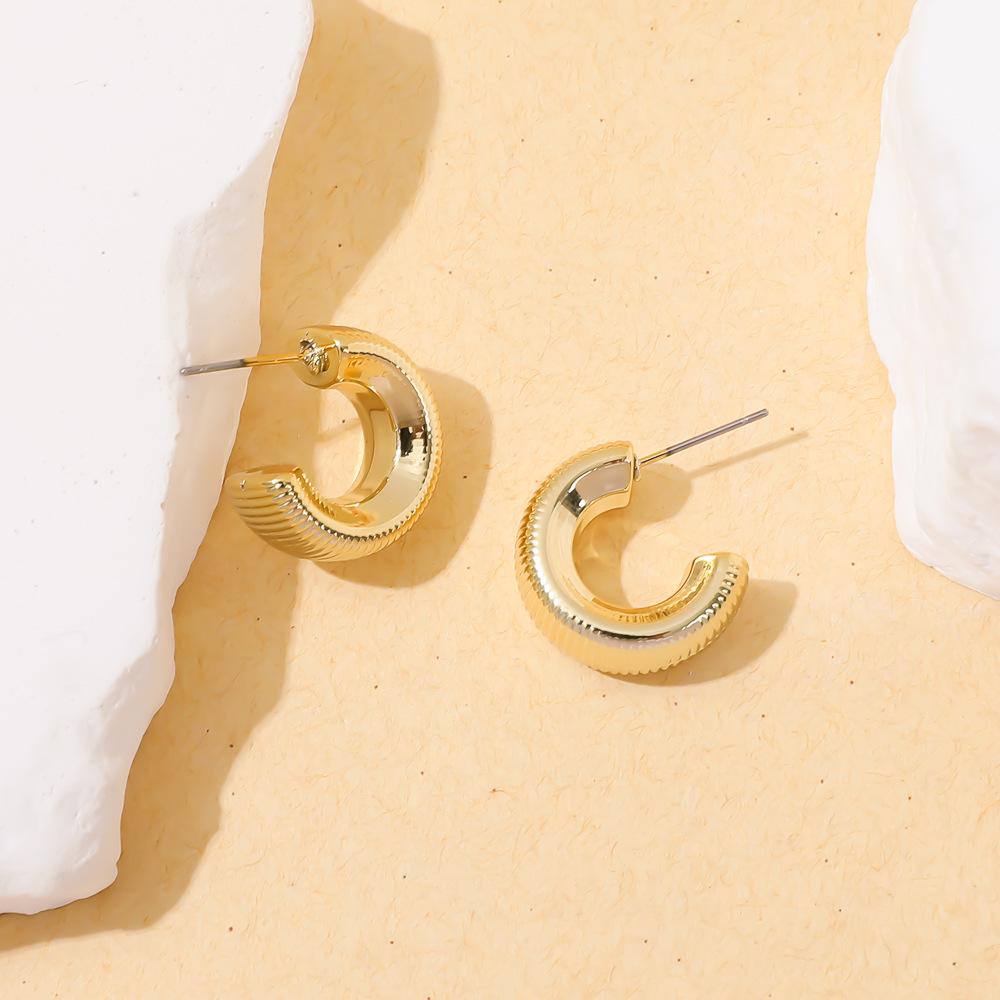 Retro Doudou C-shaped stud earrings French texture sense personalized fashion versatile light luxury sense wide face ear jewelry women