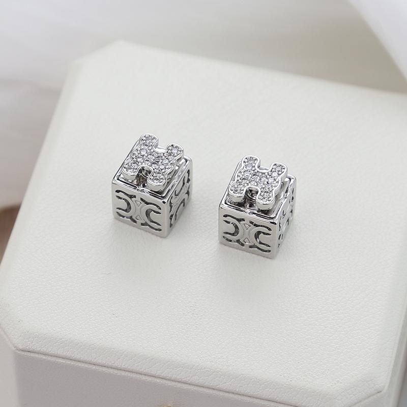 

Серьги-гвоздики с квадратным цирконием, персонализированные легкие роскошные серьги высокого класса, серебряные игольчатые серьги с уникальным темпераментом 18K