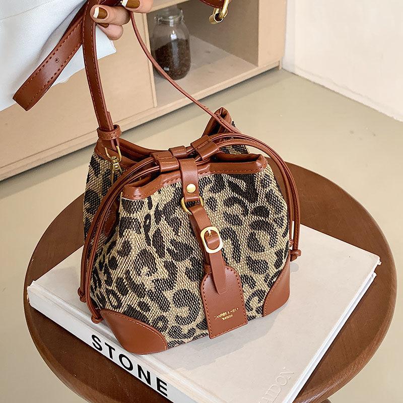 

Versatile summer new fashion lightweight atmospheric bucket bag women s high-end sense of foreign style shoulder messenger bag коричневый