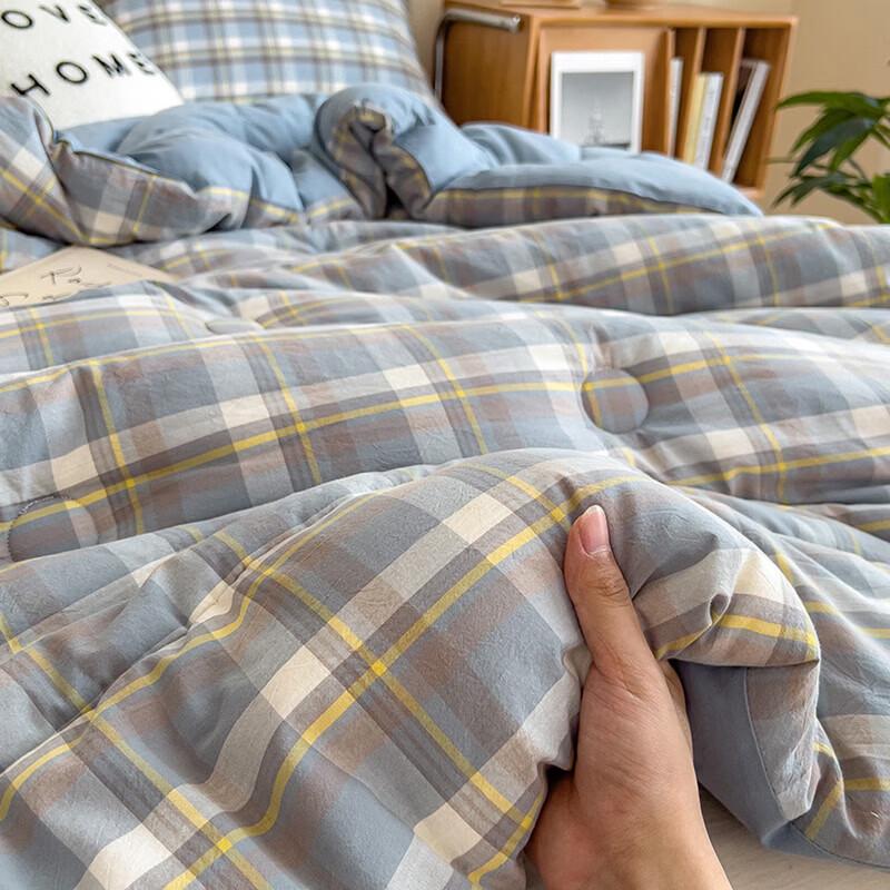 Muji-Style Four Seasons Polyester Comforter