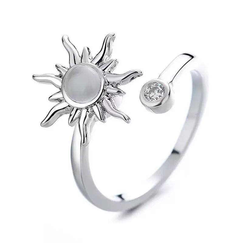 Women's Niche Rotatable Ring: Fashionable, Trendy, and Luxurious