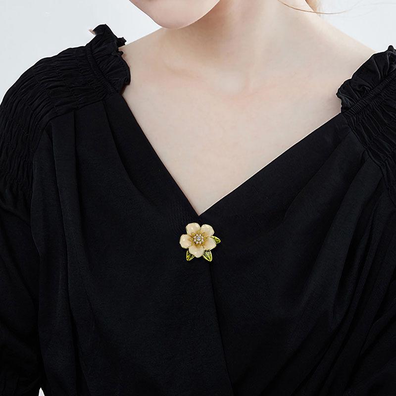The Drip Glaze Gardenia Flower Brooch Features An Ethereal and Niche Design with An Anti-glare Clasp and Is A High-end Brooch