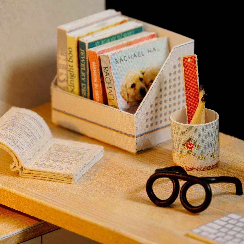 CUTEROOM Puppenhaus aus Holz im Maßstab 1:32, handgefertigt von Yoko, mit LED-Beleuchtung und staubdichter Acryl-Abdeckung, detailgetreue Dekoration.