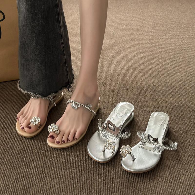 

Lame и тапочки женская летняя одежда 2024 года новые универсальные босоножки со скошенным каблуком и носками со стразами для морского пляжа односложное броское платье 35 серебряный